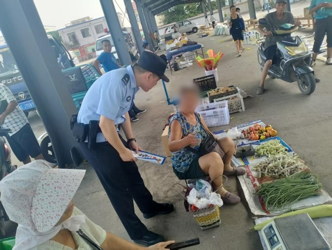 深耕乡村烟火地 警务服务暖民心 赶集看见这身藏蓝，群众心里踏实了 